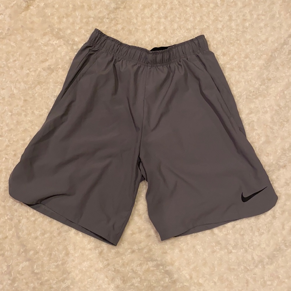 Gray Nike Dri-Fit shorts, med